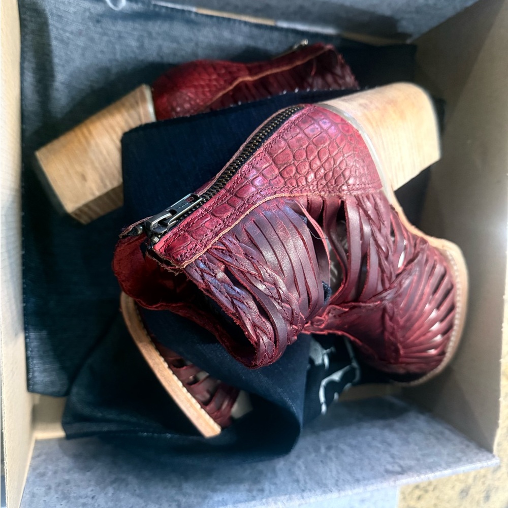 Freebird Bela Red Leather Ankle Booties NWT size 10 - Picture 3 of 6
